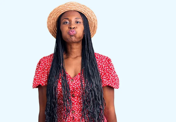 年轻的非洲裔美国女人头戴夏帽 脸上带着滑稽的表情 气喘吁吁的 气喘吁吁的嘴 疯狂的表情 — 图库照片