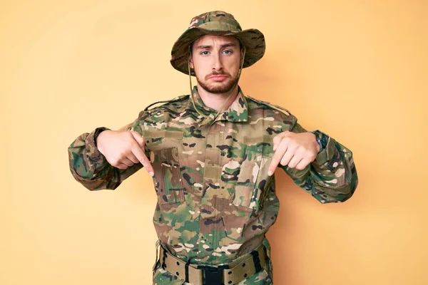 Joven Hombre Caucásico Vistiendo Uniforme Camuflaje Ejército Apuntando Hacia Abajo — Foto de Stock