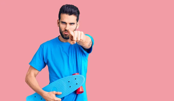 Jovem Homem Bonito Com Barba Segurando Skate Apontando Com Dedo — Fotografia de Stock