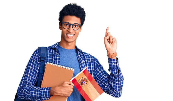 Mladý Africký Američan Oblečený Studentského Batohu Držící Španělskou Vlajku Překvapen — Stock fotografie