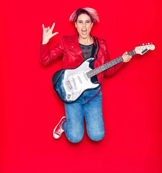 Young Beautiful Guitarist Woman Pink Short Hair Playing Electric Guitar — Stock Photo, Image