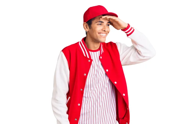 Jovem Americano Africano Vestindo Uniforme Beisebol Muito Feliz Sorrindo Olhando — Fotografia de Stock