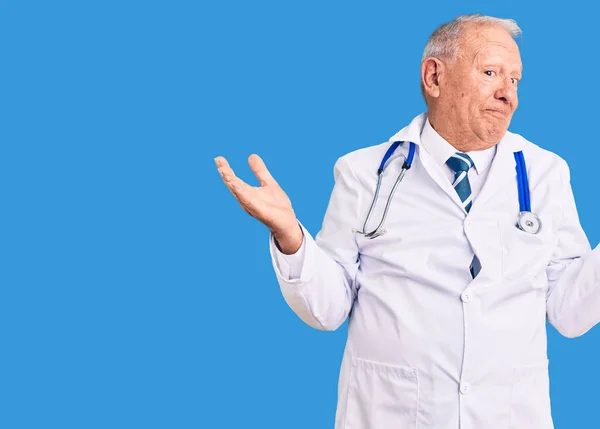 Starszy Przystojny Siwowłosy Mężczyzna Płaszczu Lekarskim Stetoskopie Uśmiechnięty Otwartymi Dłońmi — Zdjęcie stockowe