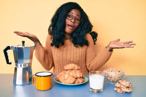 Belle Femme Africaine Assise Sur Table Train Prendre Petit Déjeuner — Photo