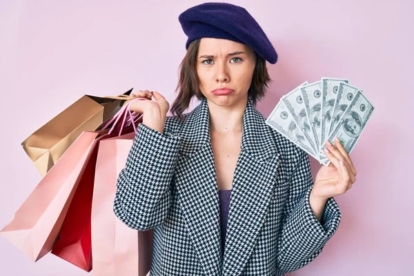 Ung Vacker Kvinna Bär Basker Hålla Shoppingväskor Och Dollar Sedlar — Stockfoto