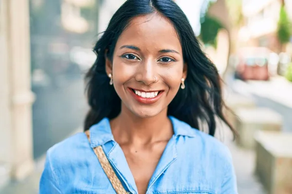 Genç Güzel Hintli Kadın Gülümsüyor Mutlu Bir Şekilde Yürüyor — Stok fotoğraf