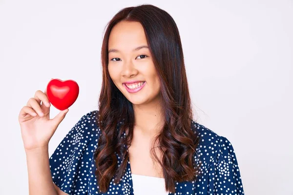 Jong Mooi Chinees Meisje Houden Hart Kijken Positief Gelukkig Staan — Stockfoto