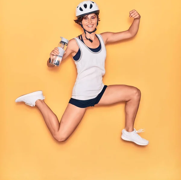Junge Schöne Radfahrerin Mit Fahrradhelm Lächelt Glücklich Springen Mit Einem — Stockfoto