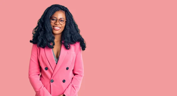 Vacker Afrikansk Amerikansk Kvinna Bär Business Jacka Och Glasögon Ser — Stockfoto