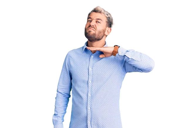 Jovem Homem Loiro Bonito Vestindo Camisa Elegante Cortando Garganta Com — Fotografia de Stock