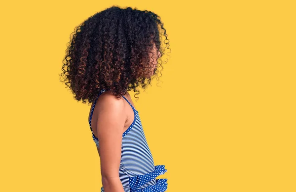 Kıvırcık Saçlı Mayo Giyen Afro Amerikalı Çocuk Yan Yana Bakıyor — Stok fotoğraf