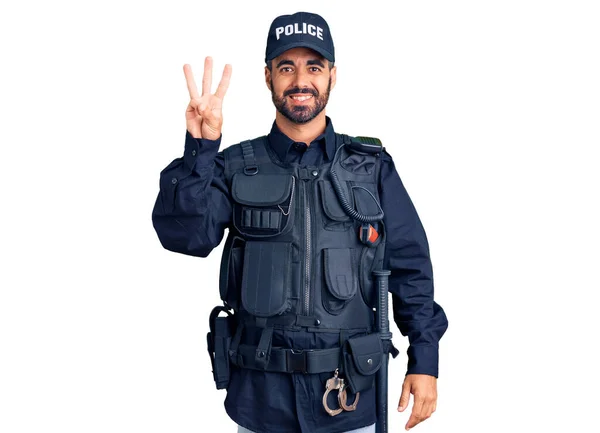 Joven Hispano Vistiendo Uniforme Policial Mostrando Señalando Con Los Dedos — Foto de Stock