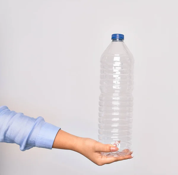 Ręka Młodej Kobiety Rasy Kaukaskiej Trzymającej Plastikową Butelkę Recyklingu Białym — Zdjęcie stockowe