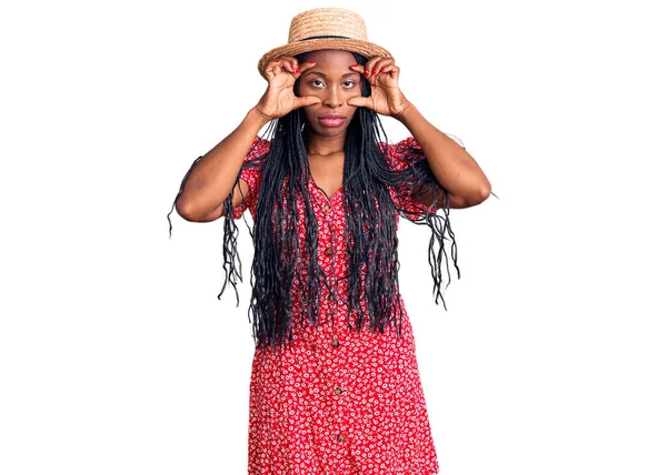 若いアフリカ系アメリカ人の女性は 指で目を開こうと夏の帽子をかぶって 眠いと朝の疲労のために疲れて — ストック写真