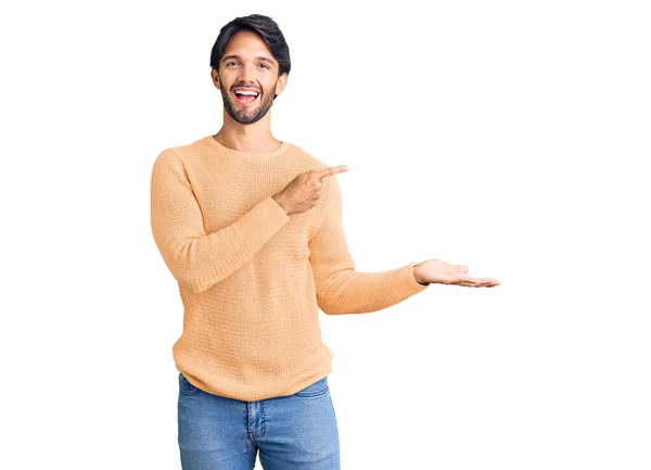 Schöner Hispanischer Mann Lässigem Pullover Erstaunt Und Lächelnd Die Kamera — Stockfoto