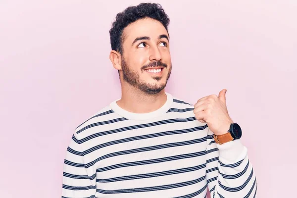 Jonge Spaanse Man Draagt Casual Kleding Glimlachend Met Een Vrolijk — Stockfoto