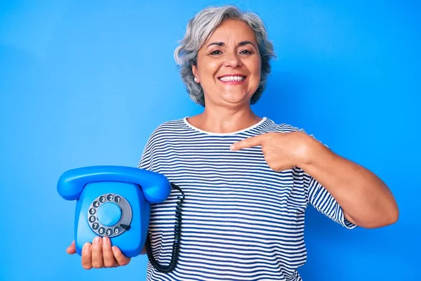 Mujer Pelo Gris Hispano Mayor Sosteniendo Teléfono Vintage Señalando Con —  Fotos de Stock