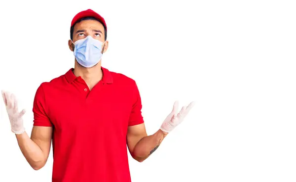 Homem Hispânico Bonito Jovem Vestindo Uniforme Entrega Máscara Médica Louco — Fotografia de Stock