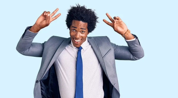 Hombre Afroamericano Guapo Con Pelo Afro Usando Chaqueta Negocios Posando — Foto de Stock