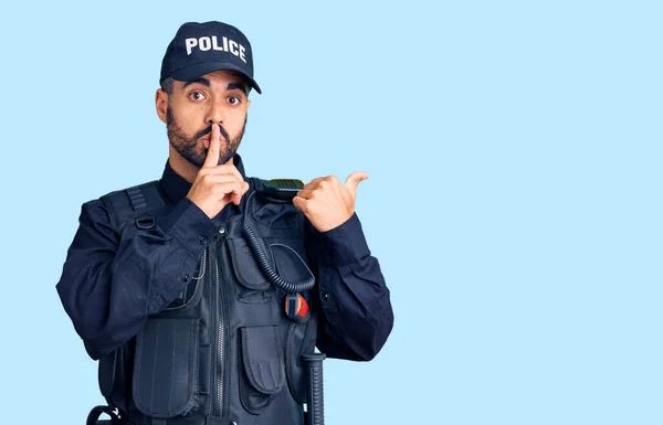 Ung Latinamerikan Som Bär Polisuniform Och Ber Att Vara Tyst — Stockfoto