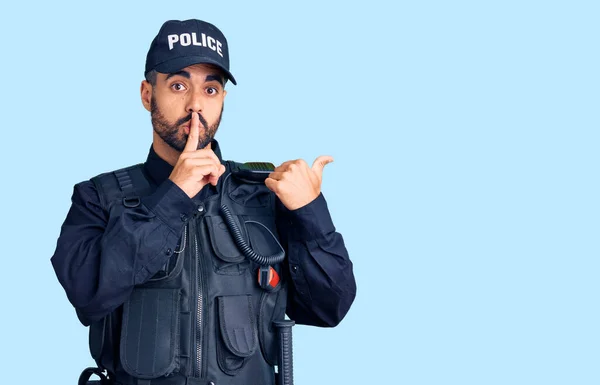 Joven Hispano Con Uniforme Policial Pidiendo Silencio Con Dedo Los — Foto de Stock