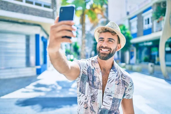 Genç Spanyol Adam Tatilde Gülümsüyor Şehrin Caddesindeki Akıllı Telefonun Yanında — Stok fotoğraf