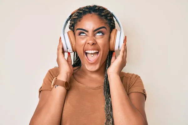 Fiatal Afro Amerikai Copfokkal Zenét Hallgat Fejhallgatóval Dühös Őrült Sikoltozó — Stock Fotó