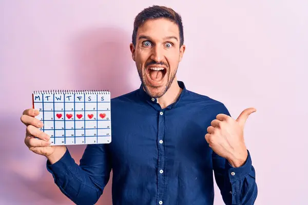 Jovem Homem Bonito Segurando Calendário Com Corações Vermelhos Semana Sobre — Fotografia de Stock