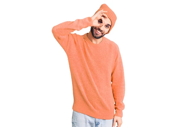 Jovem Homem Bonito Com Barba Vestindo Camisola Casual Boné Sorrindo — Fotografia de Stock