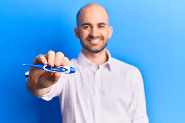 Giovane Uomo Calvo Bello Che Tiene Termometro Guardando Positivo Felice — Foto Stock