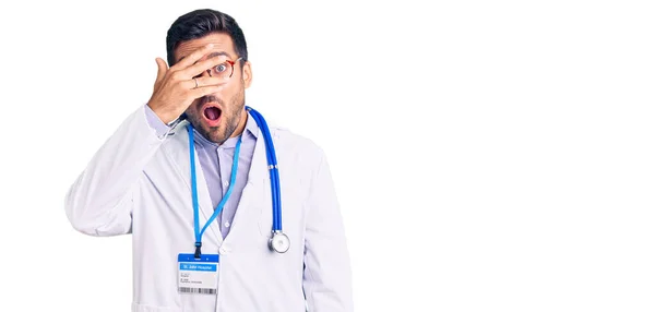 Ung Latinamerikan Man Klädd Läkare Uniform Och Stetoskop Kikar Chock — Stockfoto