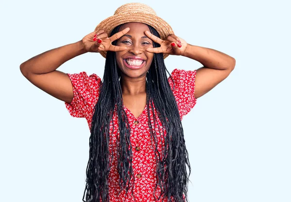 Genç Afrikalı Amerikalı Kadın Yaz Şapkası Takıyor Barış Sembolü Yapıyor — Stok fotoğraf