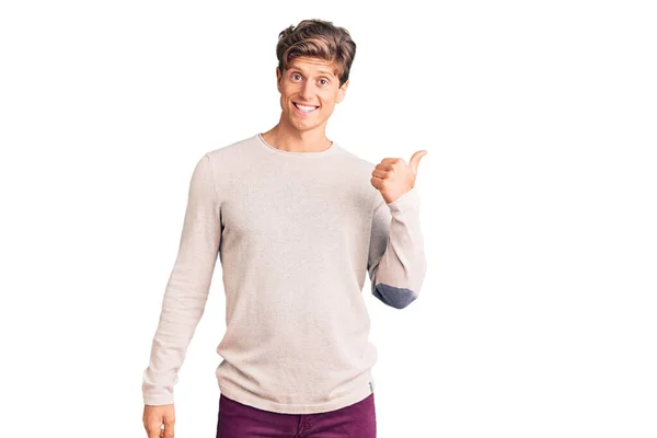 Mladý Pohledný Muž Sobě Ležérní Oblečení Úsměvem Šťastnou Tváří Při — Stock fotografie