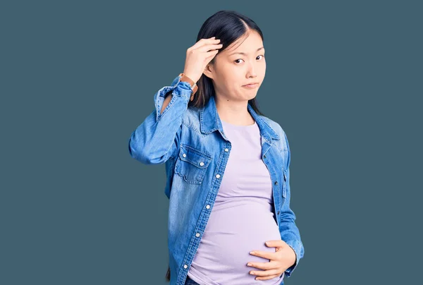 Jovem Mulher Chinesa Bonita Grávida Esperando Bebê Preocupado Estressado Sobre — Fotografia de Stock