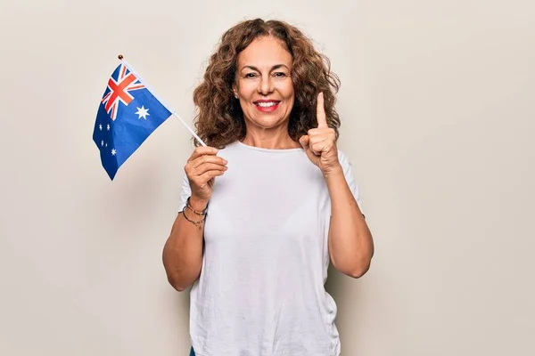 Moyen Age Belle Femme Patriotique Tenant Drapeau Australien Sur Fond — Photo