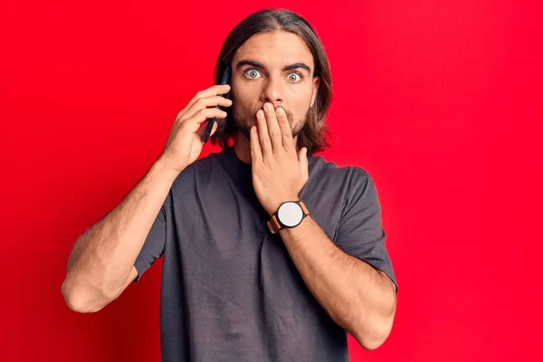 Young Handsome Man Having Conversation Talking Smartphone Covering Mouth Hand — Stock Photo, Image