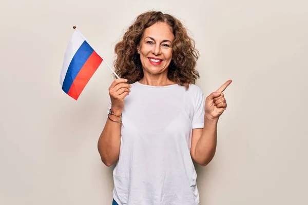 Mittelalter Schöne Touristin Mit Russischer Fahne Über Isoliertem Weißem Hintergrund — Stockfoto