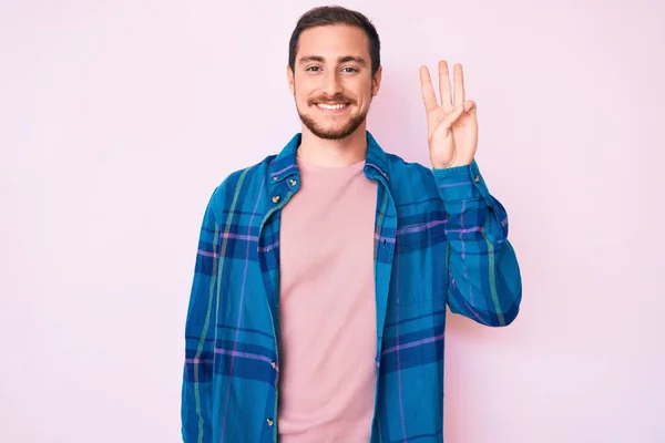 Junger Gutaussehender Mann Lässiger Kleidung Zeigt Mit Finger Nummer Drei — Stockfoto