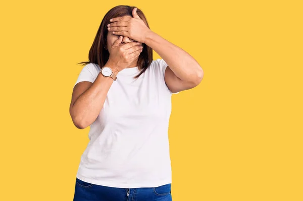 Mujer Latina Mediana Edad Que Usa Una Camiseta Blanca Casual —  Fotos de Stock