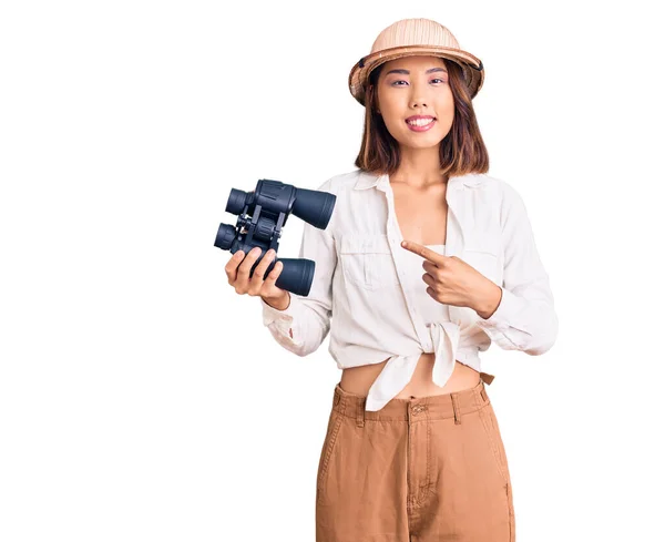 Νεαρή Όμορφη Κινέζα Κοπέλα Φορώντας Καπέλο Εξερευνητή Κρατώντας Κυάλια Χαμογελώντας — Φωτογραφία Αρχείου
