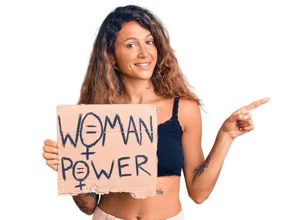 Junge Hispanische Frau Mit Tätowierung Hält Women Power Banner Und — Stockfoto