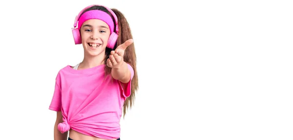 Χαριτωμένο Ισπανικό Κορίτσι Παιδί Φορώντας Ρούχα Γυμναστικής Και Χρησιμοποιώντας Ακουστικά — Φωτογραφία Αρχείου