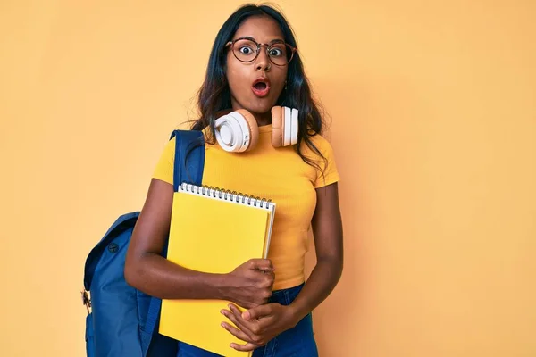 Ung Indian Flicka Som Håller Student Ryggsäck Och Böcker Rädd — Stockfoto