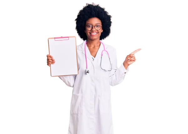 Mladý Africký Americký Žena Sobě Lékař Stetoskop Držení Schránky Úsměvem — Stock fotografie