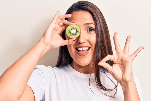 Mladá Krásná Brunetka Žena Drží Kiwi Dělá Znamení Prsty Usmívá — Stock fotografie