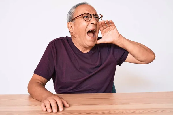 Starší Pohledný Muž Šedivými Vlasy Oblečený Neformálním Oblečení Brýlích Křičící — Stock fotografie