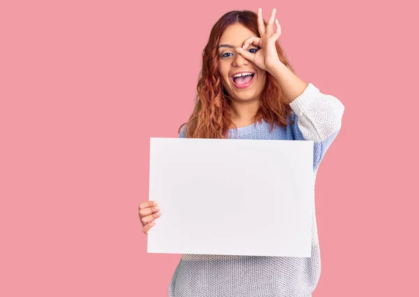 Jong Latijn Vrouw Houden Leeg Banner Glimlachen Gelukkig Doen Teken — Stockfoto