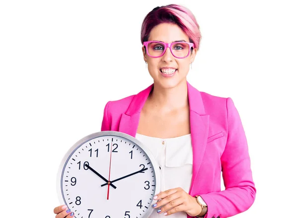 Giovane Bella Donna Con Capelli Rosa Indossa Giacca Lavoro Tenendo — Foto Stock