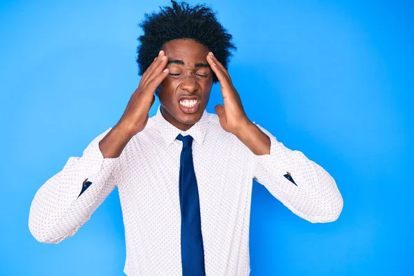 Bonito Homem Afro Americano Com Cabelo Afro Vestindo Camisa Negócios — Fotografia de Stock