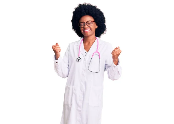 Junge Afrikanisch Amerikanische Frau Arztkittel Und Stethoskop Sehr Glücklich Und — Stockfoto